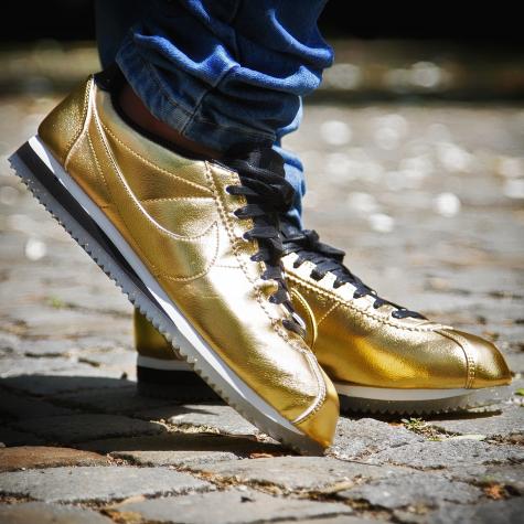 Nike Damen Sneaker Classic Cortez Leather SE metal gold 
